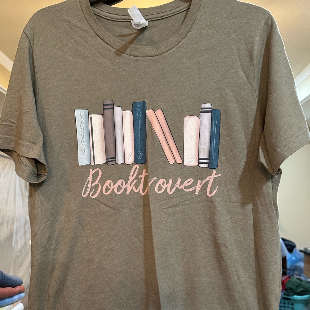 Booktrovert Tee